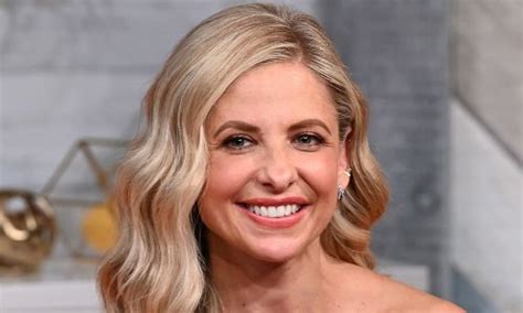 Sarah Michelle Gellar poses up a storm in stunning。